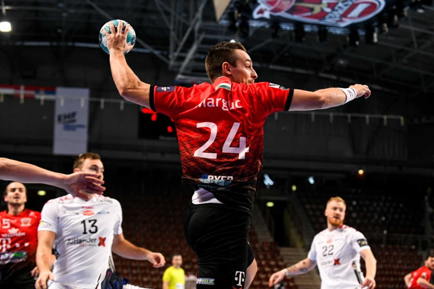 Лига чемпионов. "Веспрем" не проигрывал дома два года. И вот громом грянул "Ольборг"!, изображение №5