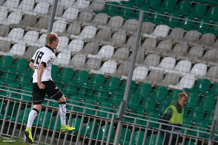 Рагим Садыхов празднует гол в ворота Арарата