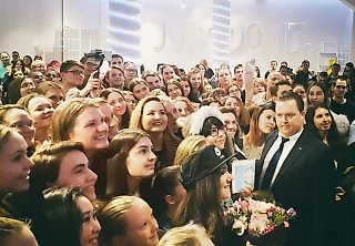 «Женя, ты лучшая!» Сотни болельщиков на встрече с Медведевой во флагманском магазине Nike. Как это было