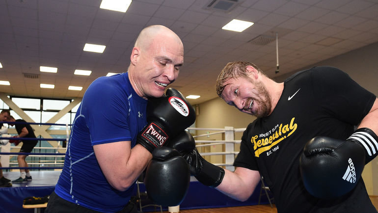 Бывший игрок КХЛ вызвал тренера «Северстали» Андрея Разина на бой по правилам MMA: хочет отомстить за всех униженных