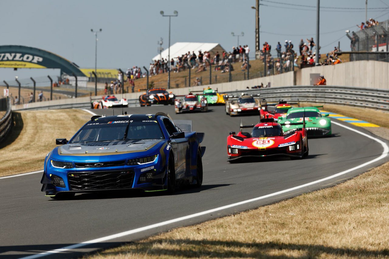 Что за бегемот гоняется на главном автомарафоне! Огромный «Шевроле» из  NASCAR - Ностальгия и модерн - Блоги Sports.ru