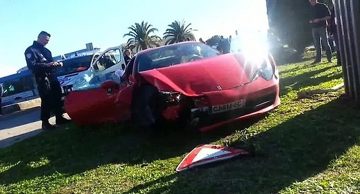 Разбитый &quout;Феррари&quout; Ньянга. Фото Youtube