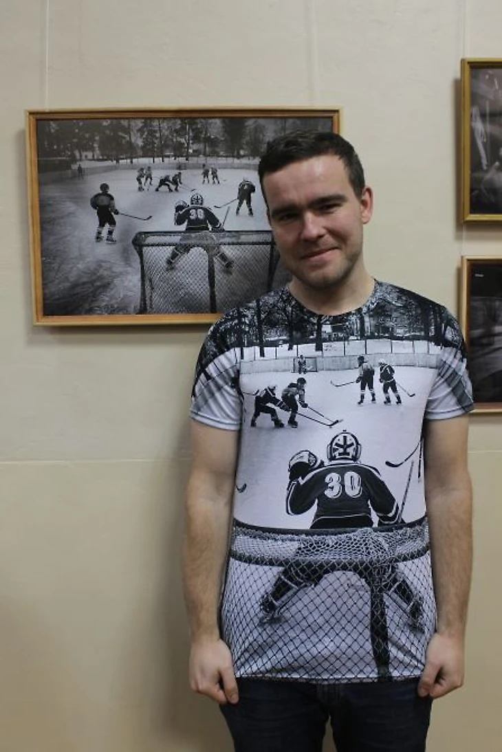 Дмитрий Крюков на фоне одной из фотографий