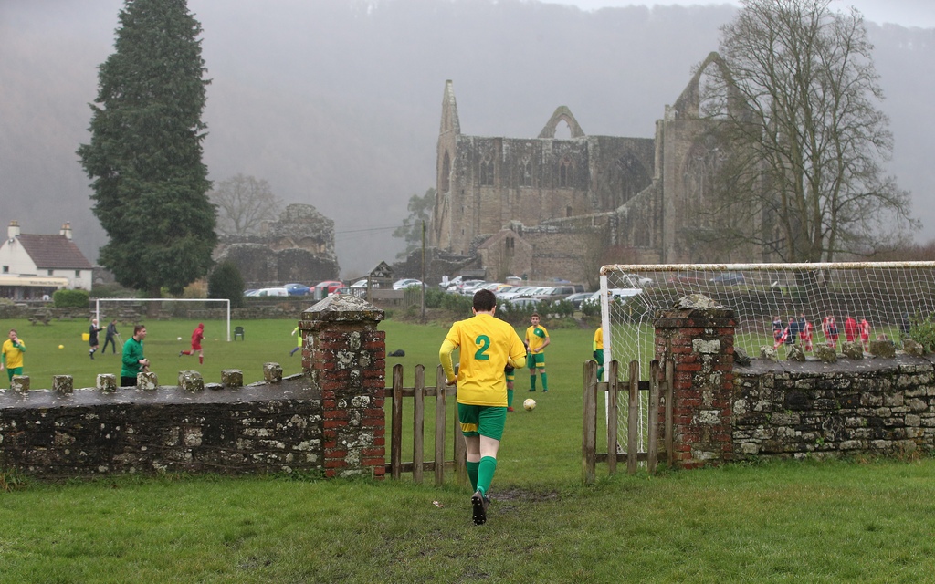 Средневековое аббатство, морось, толстяки и рыжая борода: прелесть футбола на границе Англии и Уэльса