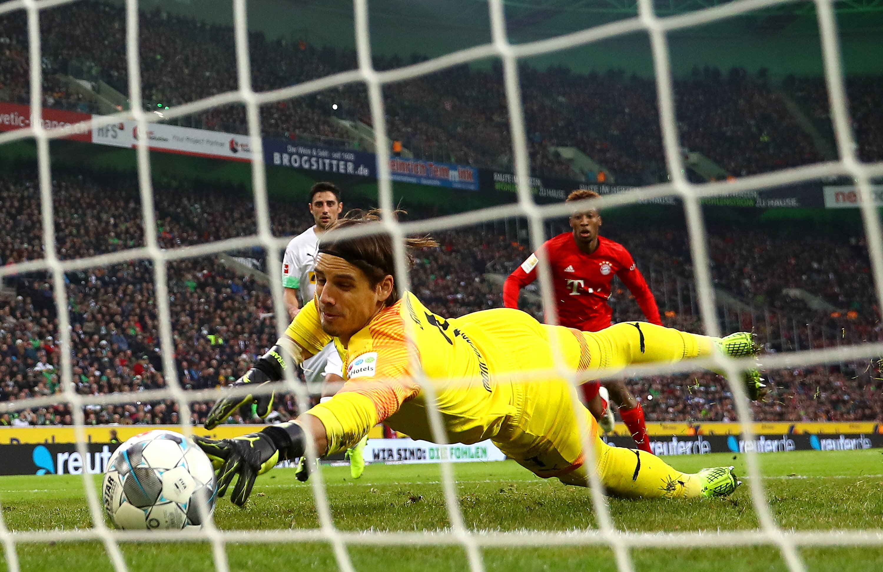 Космический сэйв вратаря гладбахской «Боруссии»: остановил мяч пальцем в миллиметрах от гола