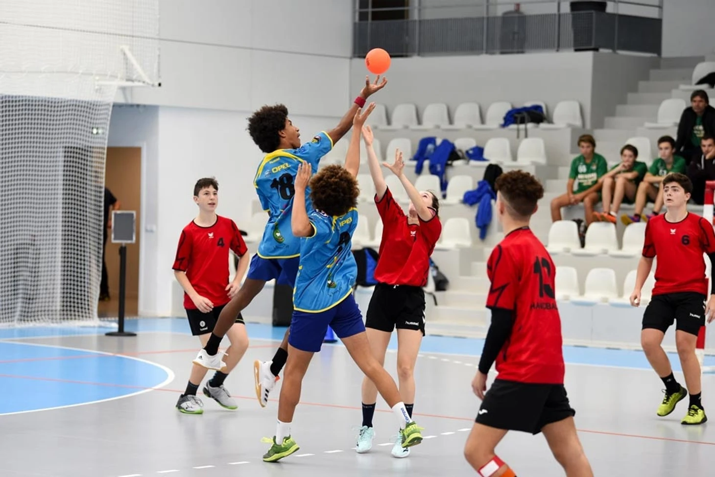 Пока просто забава — для маленьких и больших. А дальше? БЦ знакомит вас с бесконтактным гандболом, изображение №7