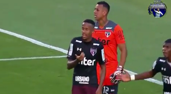 Вратарь «Сан-Паулу» тащит два удара в упор