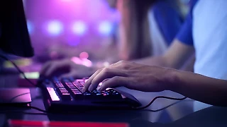 Травмы кисти – главная боль киберспортсменов. От проблем с карьерой спасает разминка и правильная посадка