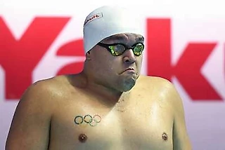 Пловец из Палау показал свой лишний вес