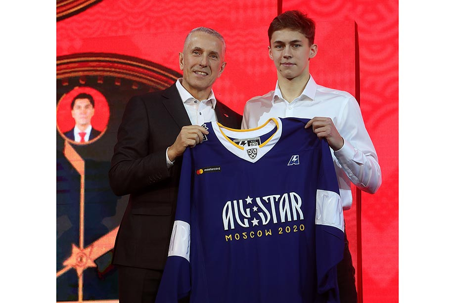 В «Авангарде» новая молодая звезда: 19-летний парень играет в топ-6, выходит в большинстве и уже забивает в каждом матче