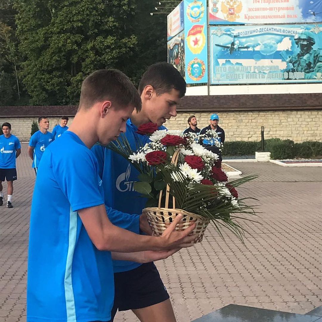 Радимов повел «Зенит-2» к памятнику псковским десантникам. Как-то ролик о 6-й роте помог команде обыграть «Спартак-2»