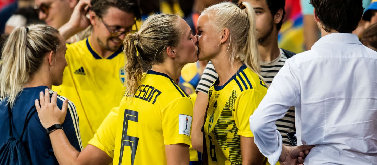 Лучшая футболистка Бундеслиги перешла в «Челси» – там играет ее девушка. Это их поцелуй на том самом фото с чемпионата мира
