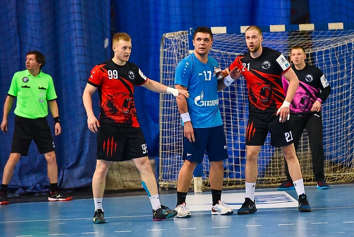 Дмитрий Свистунов и Иван Фирсов (№21) против зенитовца Глеба Чернова (№17)