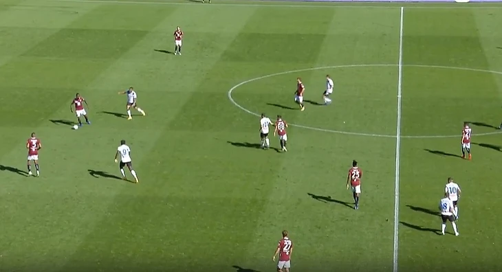 Н’Кулу замешкался с мячом, вместо паса назад на сохранение отдаст Бремеру, находящимся под давлением.