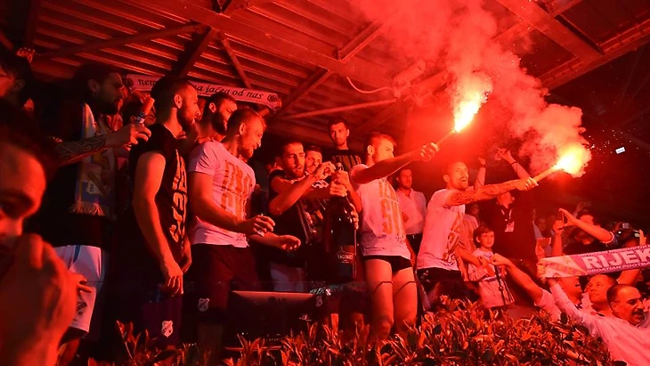 игроки празднуют