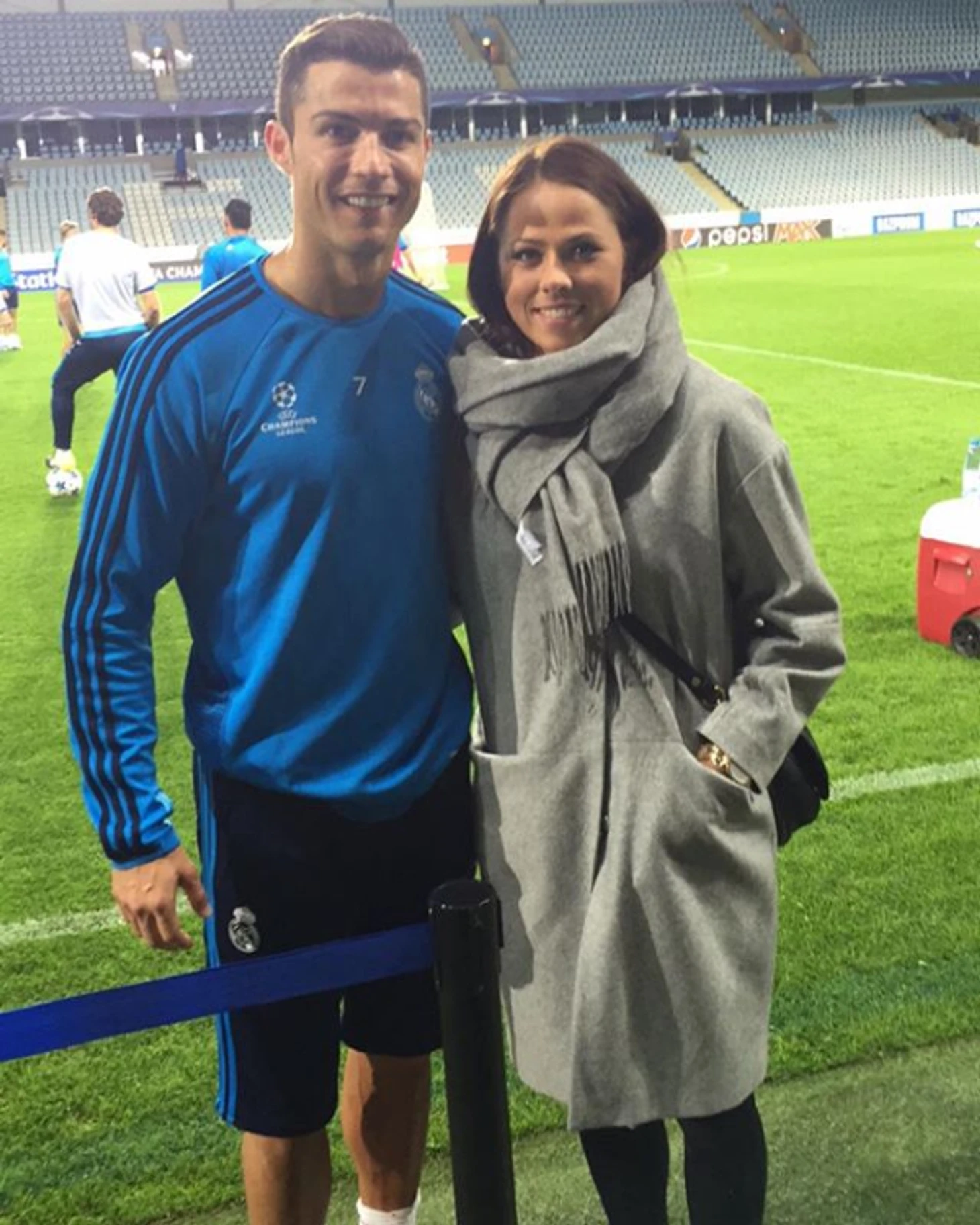 https://photobooth.cdn.sports.ru/preset/post/0/98/7a1a13f86408ebe87d78339ea2ffd.png