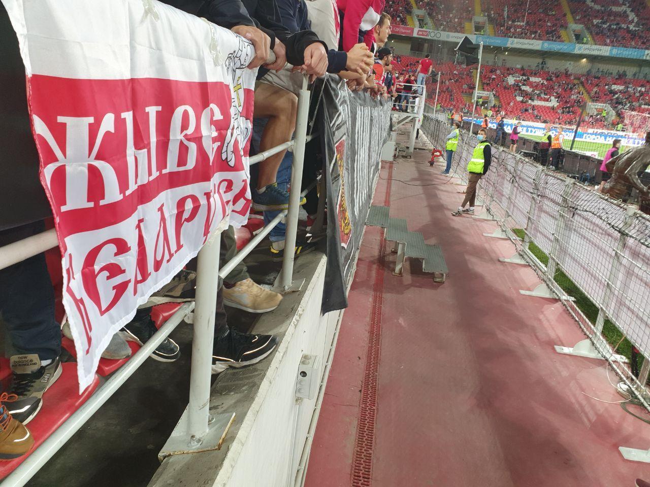Как российские футбольные фанаты поддержали протестующих белорусов