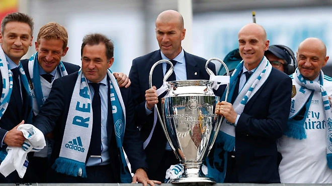Zidane posa con la Champions junto a su cuerpo tÃ©cnico.