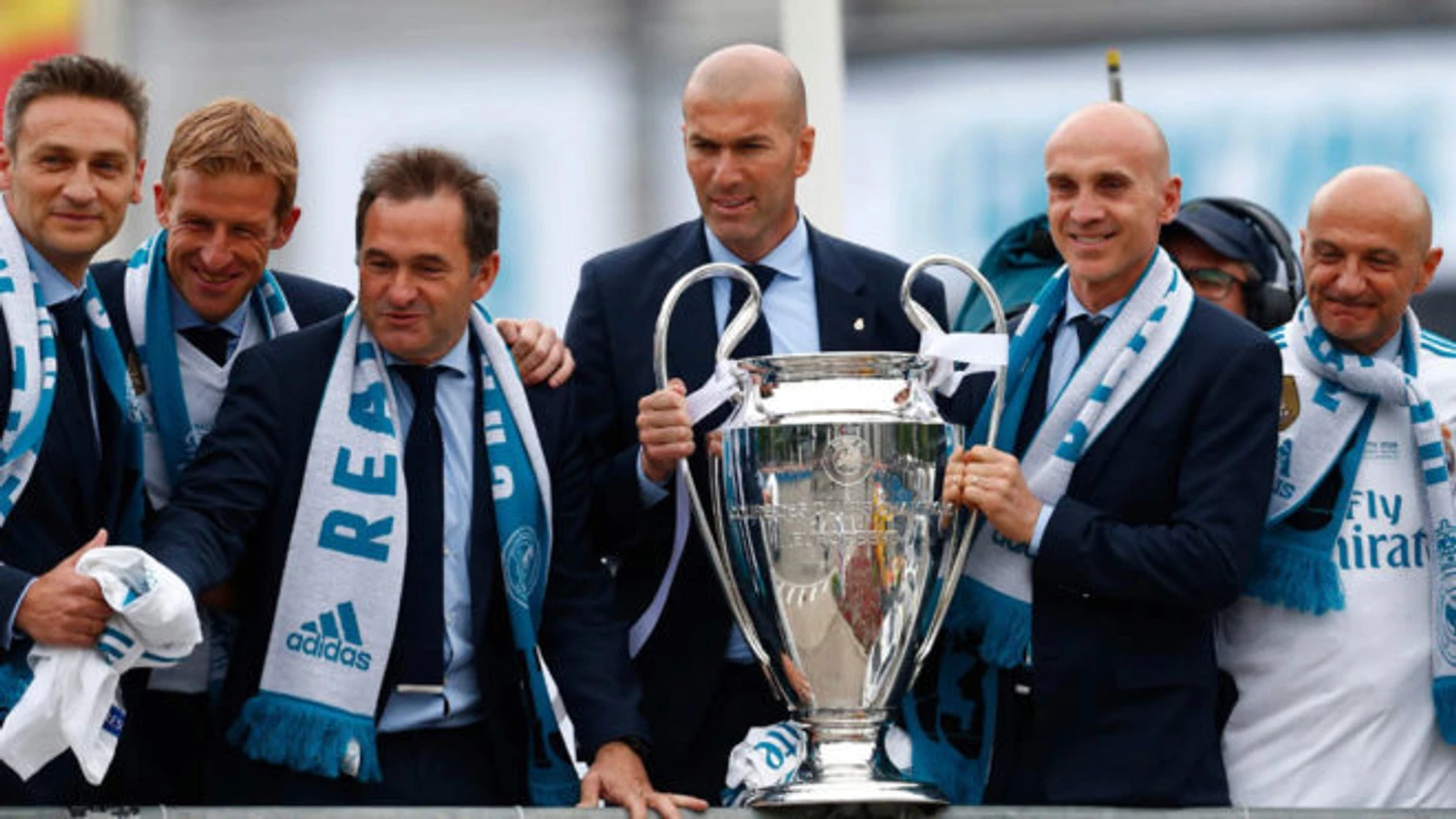 Zidane posa con la Champions junto a su cuerpo técnico.