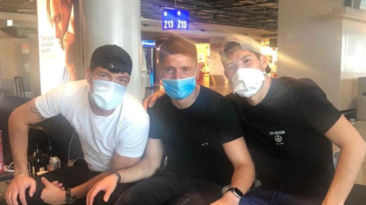https://dl964nyxvrr0g.cloudfront.net/2020/04/23213211/Argjentinasit-Leonardo-Gil-Sergio-Vittor-dhe-Cristian-Guanca-n%C3%AB-aeroportin-e-Frankfurt.jpg