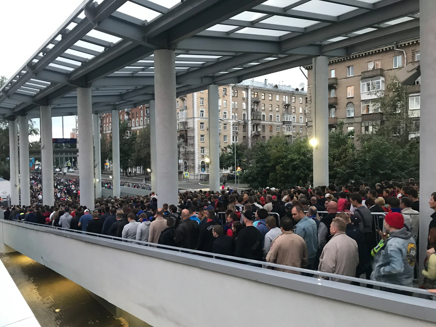 Толпа на пандусе