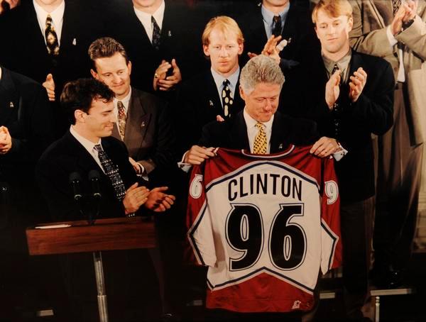 Джо Сакик вручает Биллу Клинтону джерси Колорадо