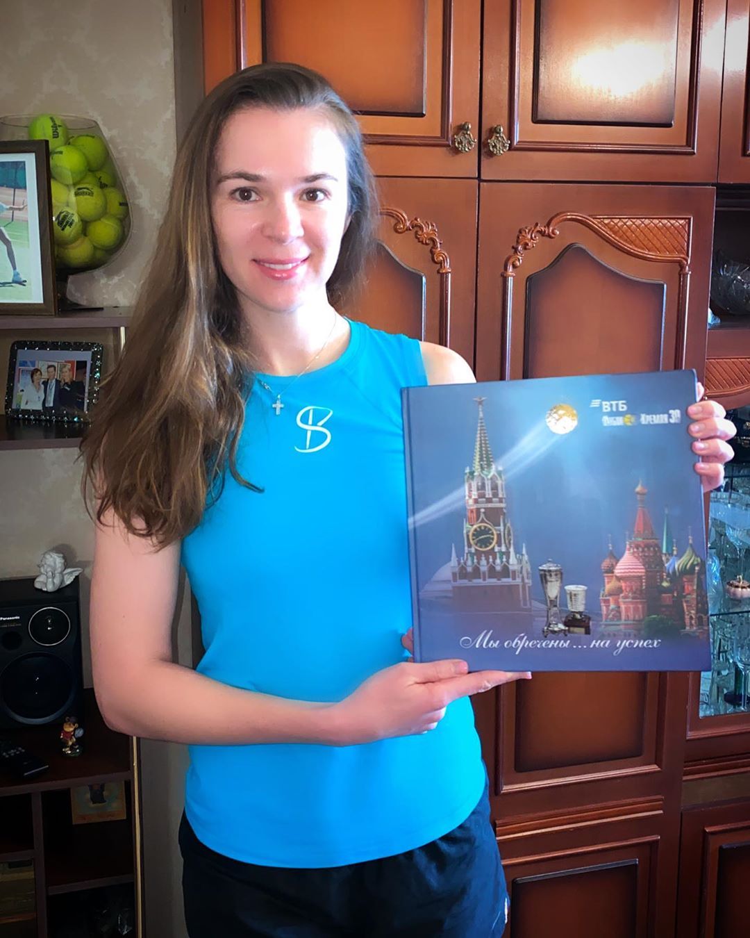 Галина Воскобоева в instagram разыграет юбилейную книгу Кубка Кремля с автографами теннисистов