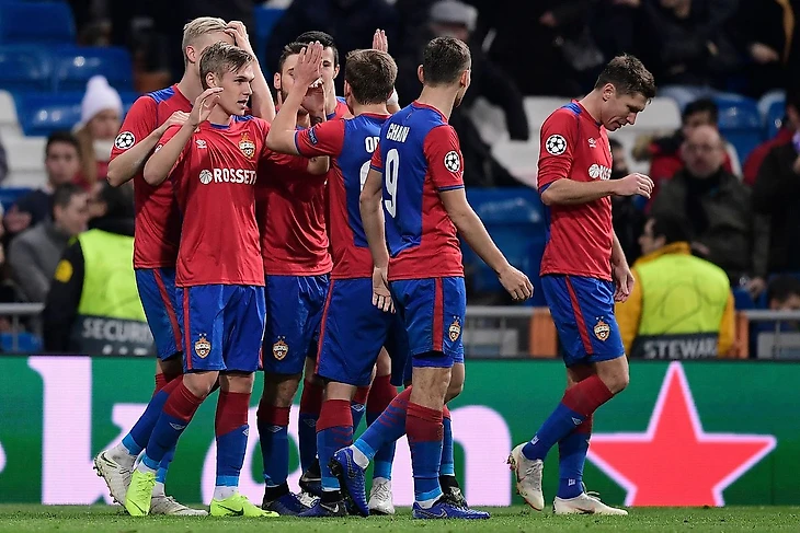 Игроки ЦСКА празднуют гол в ворота Реала