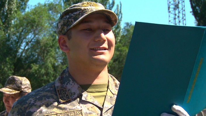 «ЦСКА – слава! Врагам – смерть!» Главный тафгай КХЛ провел отпуск в армии