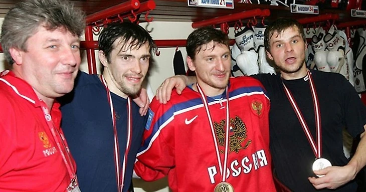 Александр Харитонов (третий слева) с бронзовой медалью Чемпионата мира по хоккею 2005 года.
