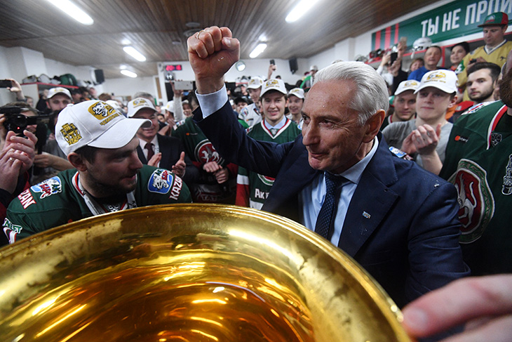 «Только честный труд, бл*дь, приведет вот к этому кубку!». Билл в чемпионской раздевалке