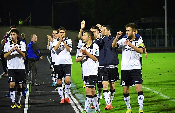 Футболисты Торпедо благодарят своих болельщиков