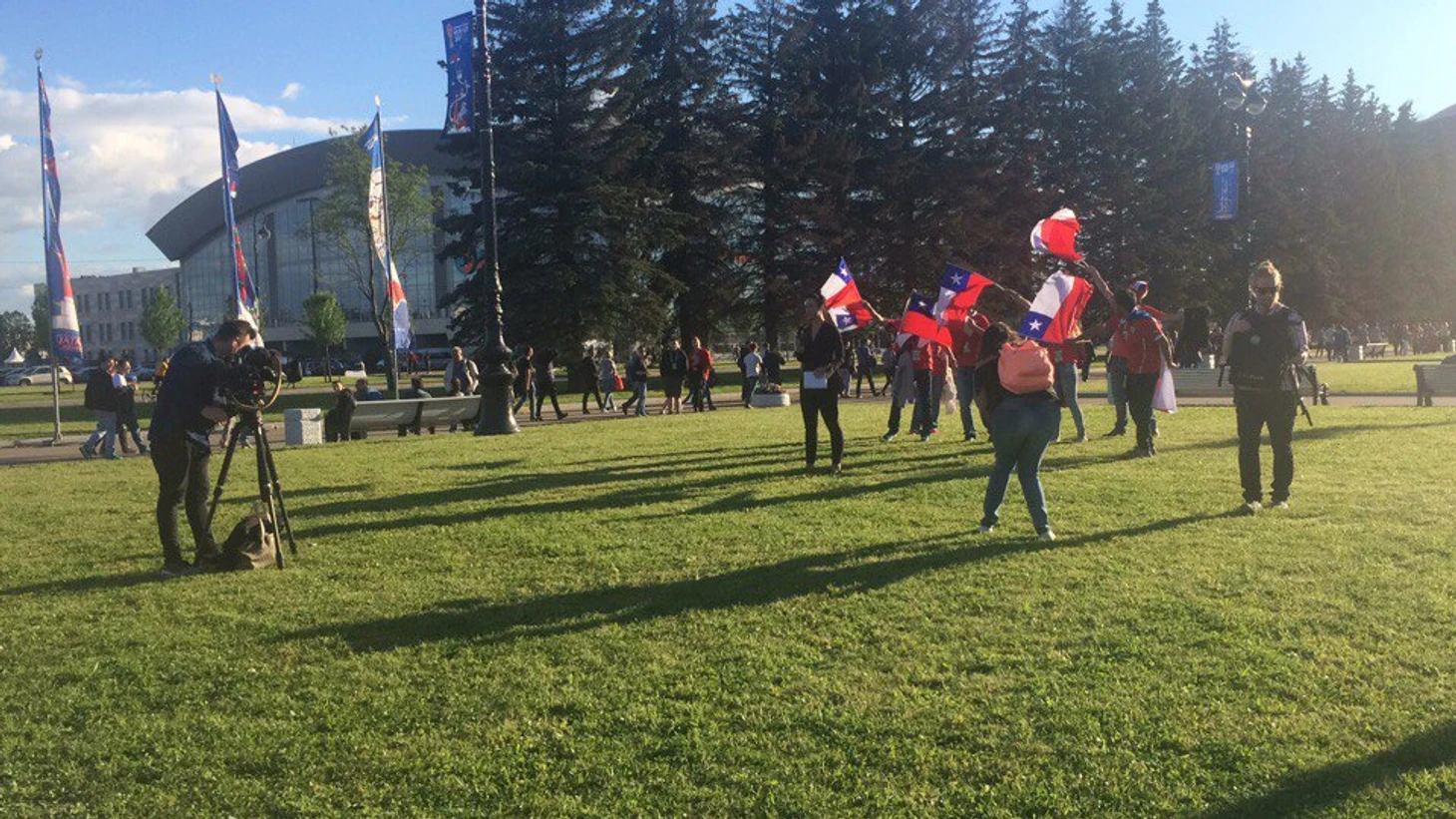 болельщики и журналистка