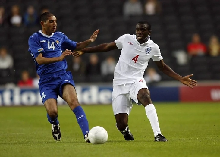 Муамба в форме сборной Англии (справа). Фото Globallookpress