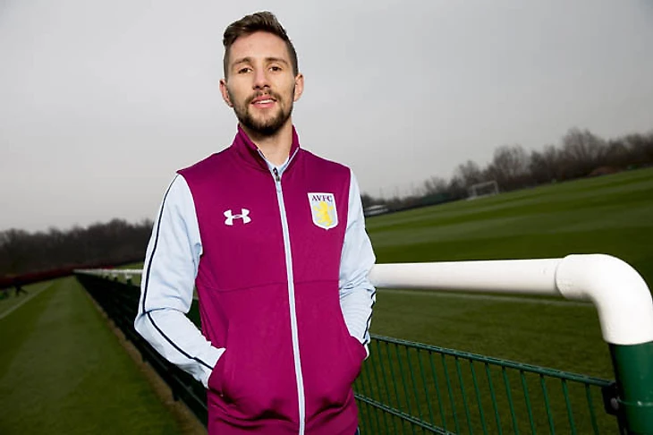 Фото Хурихэйна после подписания контракта с «Виллой» в январе.