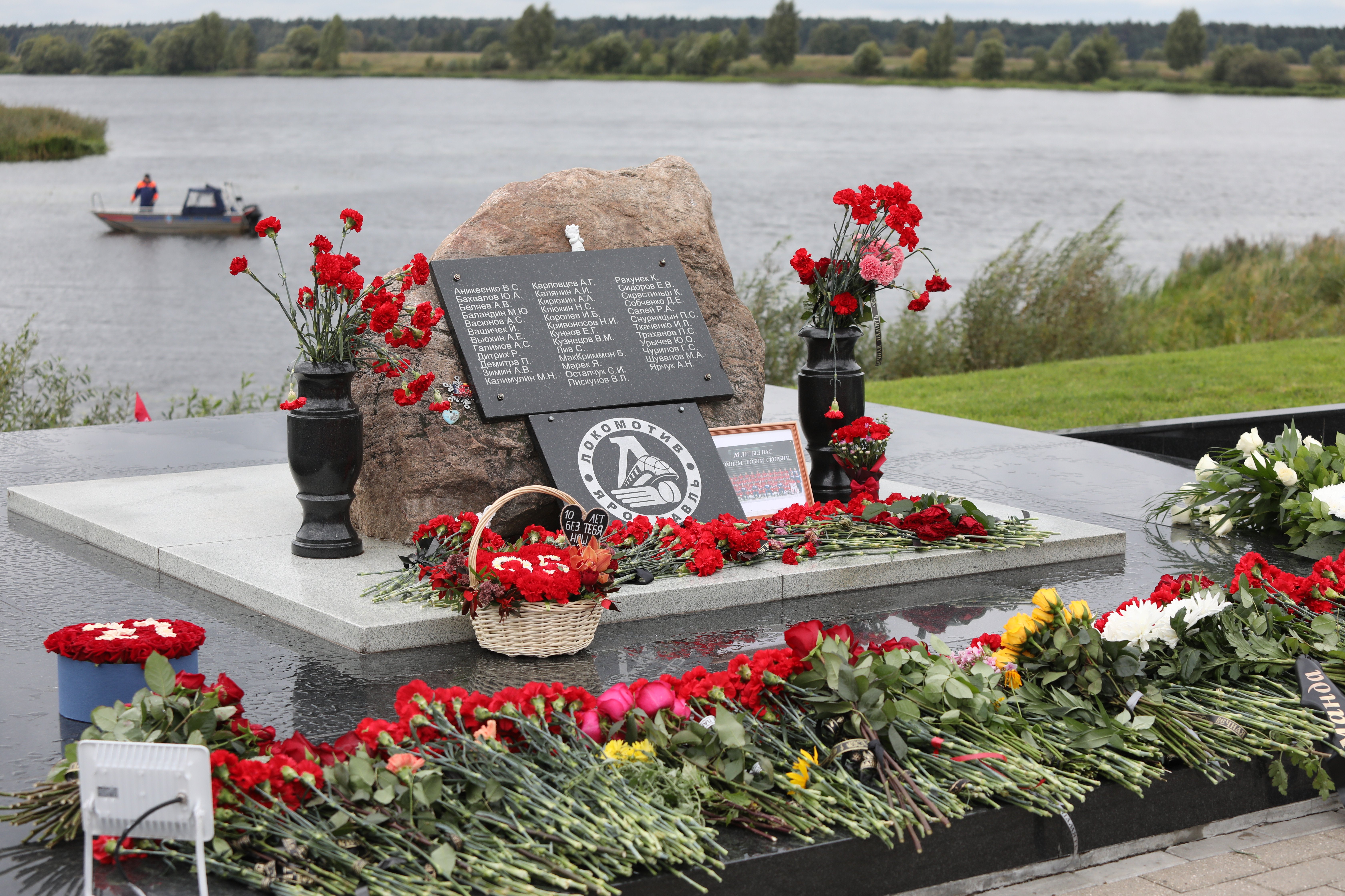 Репортаж из Ярославля, скорбящего по «Локомотиву». Там впервые играли в день траура