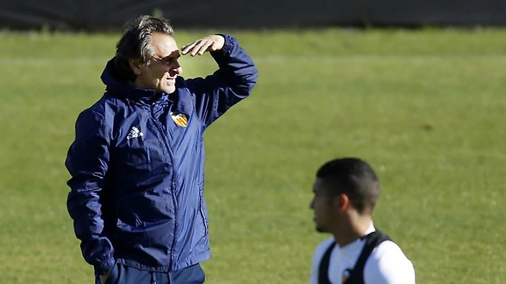 Prandelli (59) en el entrenamiento con Bakkali (20) en primer plano.