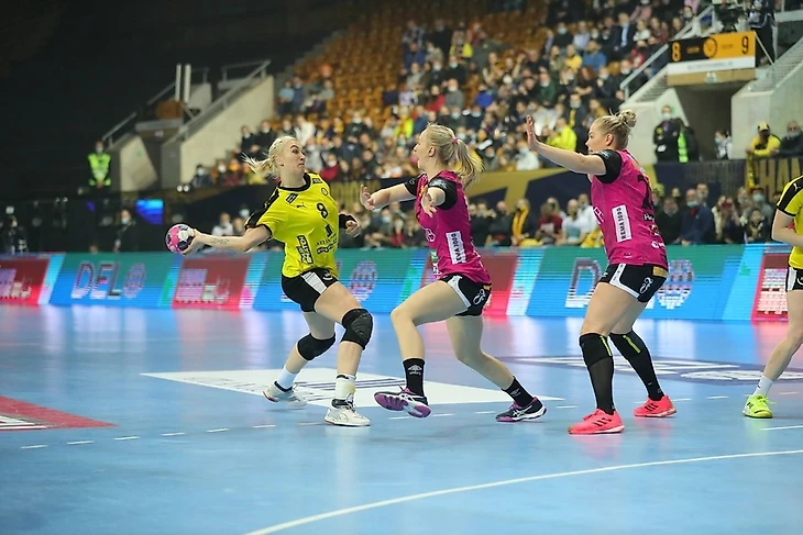 Лига чемпионов. Дело не только в Вяхиревой. "Минус 7" — это и защита, и вратари, и мощь "гадюк”, изображение №1