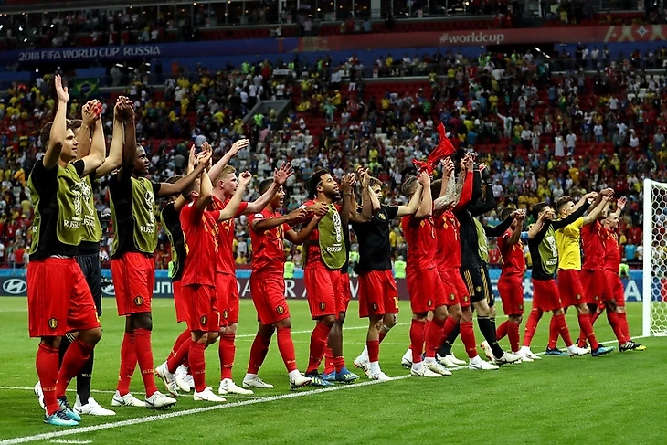 Футболисты сборной Бельгии празднуют с болельщиками выход в полуфинал ЧМ | Getty Images