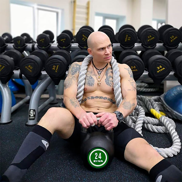 Тренер КХЛ – фанат качалки. Рассказал, как держать форму, спасать колени и не толстеть после карьеры