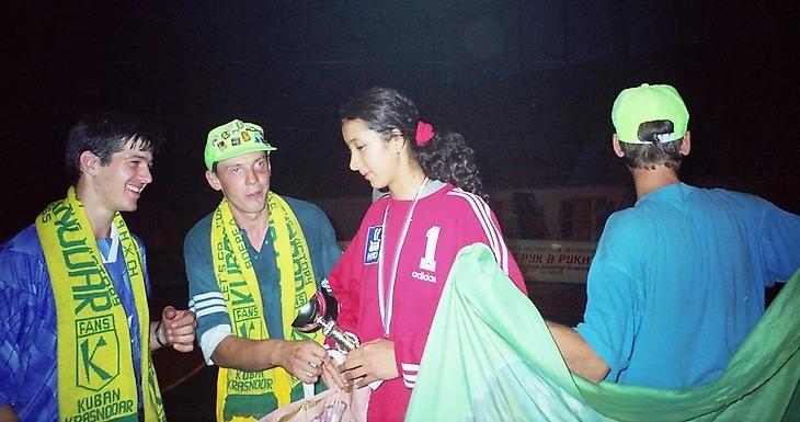 Кубок лучшему игроку команды сезона-97/98 по версии болельщиков "Кубани" вручается Нигине Саидовой