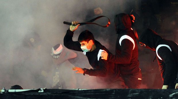 Кровавая бойня на белградском дерби. Фанаты «Партизана» подрались между собой