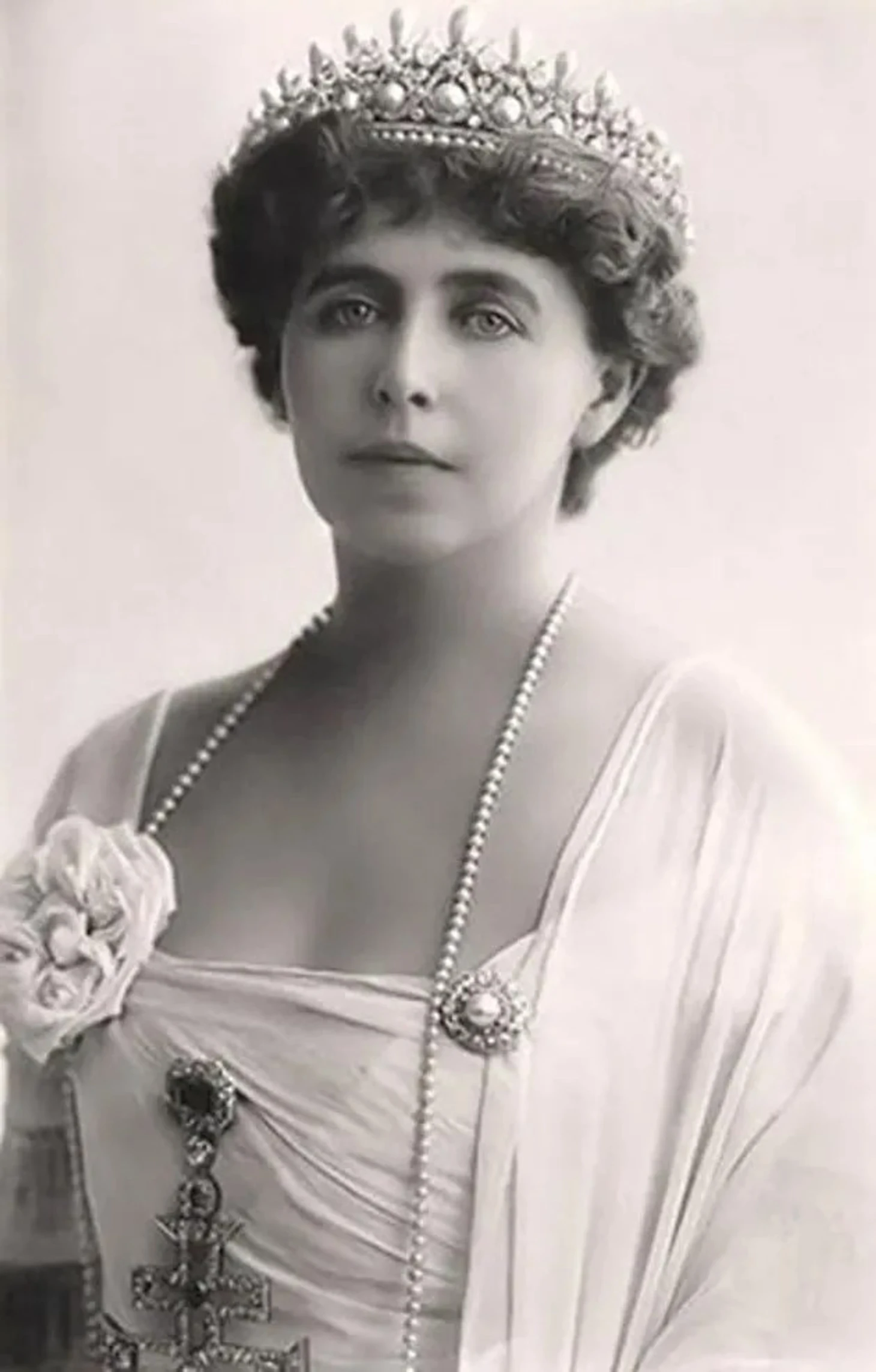 Women’s Beauty 100 Years Ago In Vintage Postcards