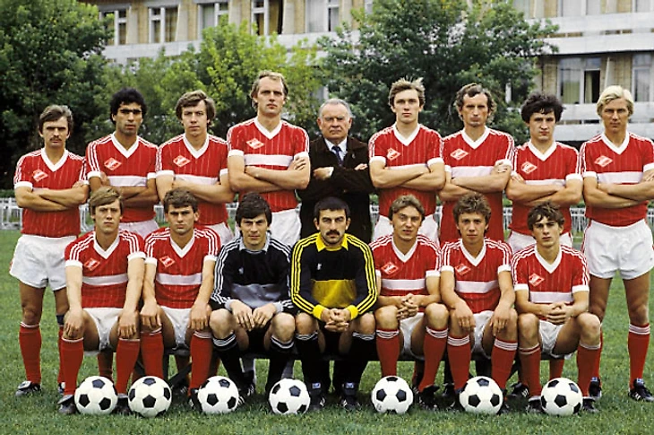 Также существует мнение, что истинный “спартаковский футбол” берёт свои корни со времён Бескова, когда в матчах “красно-белых” постоянно говорили о “кружевах”, которые плетут игроки своими передачами.