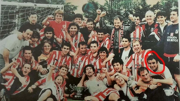 «Эльгойбар» празднует чемпионство в пятом дивизионе. В красном круге — Ягоба Аррасате.