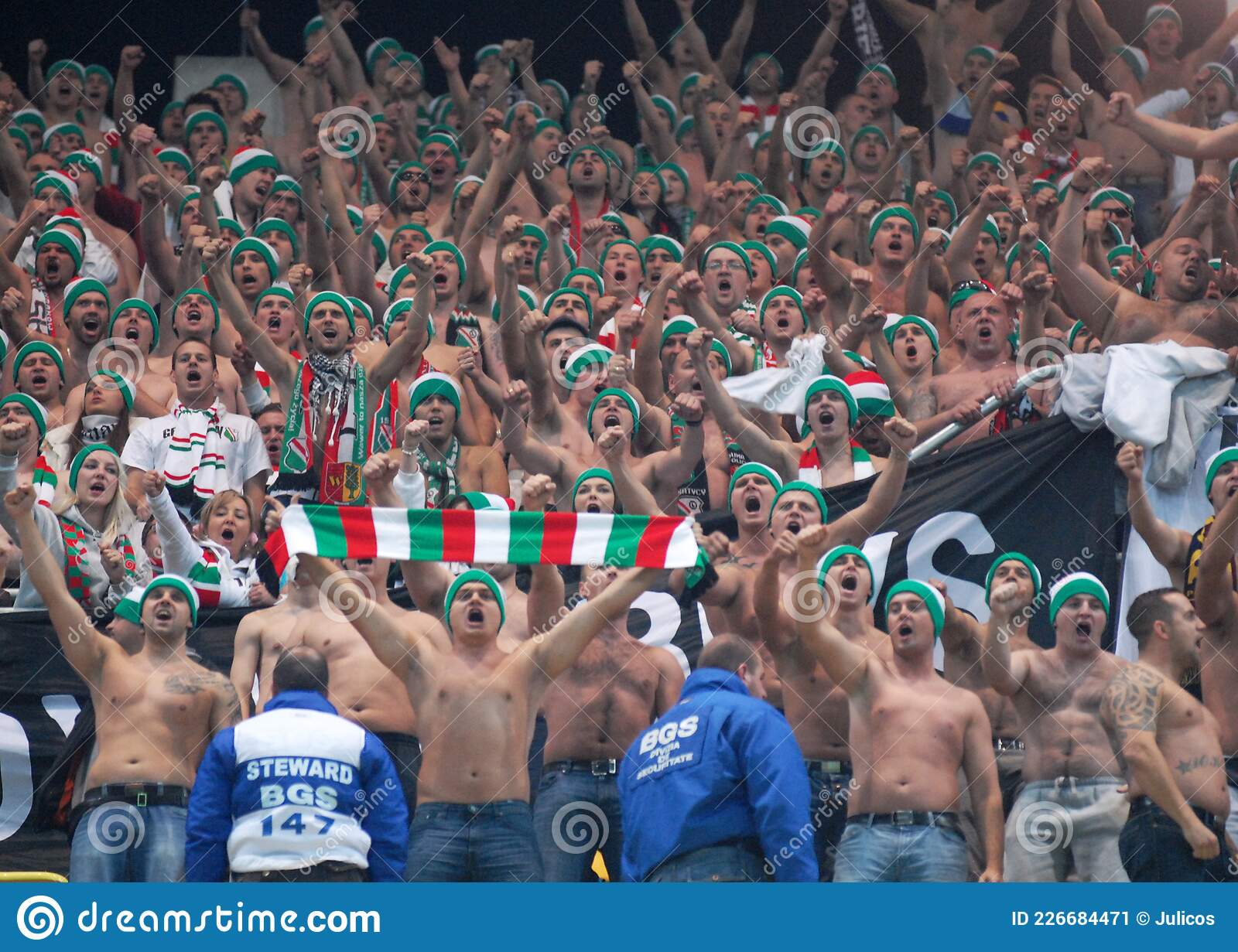 Представляем соперника: Legia Ultras. Часть 2: приход Черчесова и фанатский  заряд от президента Польши в раздевалке - 100% фанатский стиль! - Блоги  Sports.ru