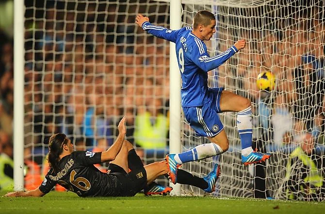 Фернандо Торрес забивает победный гол. Фото: Fotobank/Getty Images/Clive Rosee