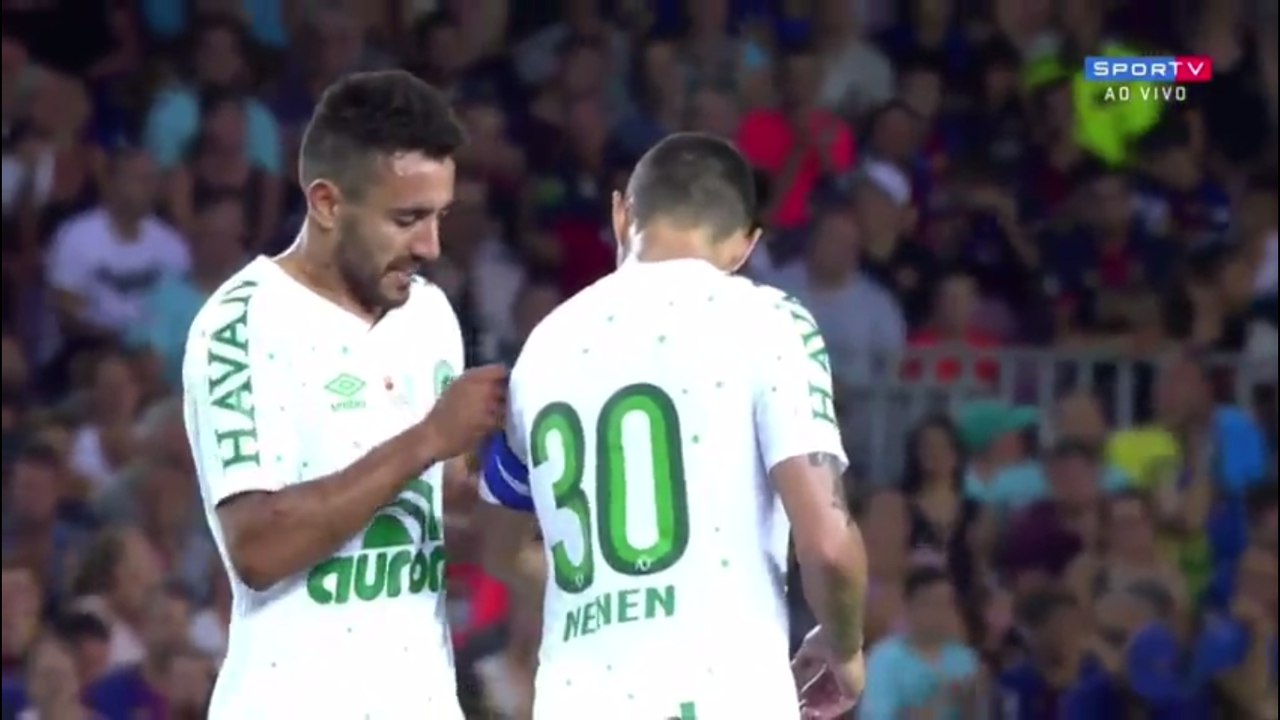 «Камп Ноу» овациями провожает на замену Алана Рушела, выжившего в катастрофе игрока «Шапекоэнсе»