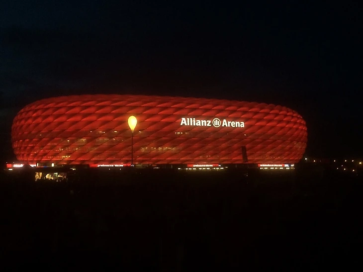 Ночная &quout;Альянц Арена&quout;