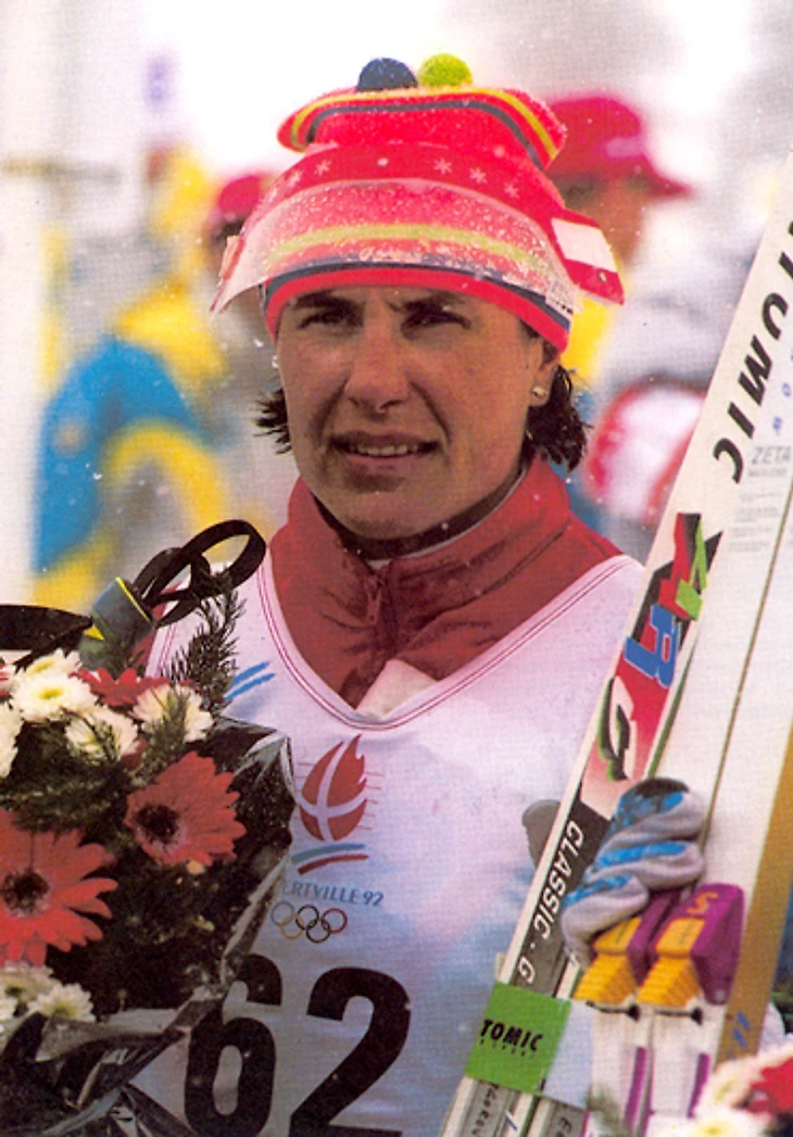 Любовь Егорова с лыжами и букетом - 62